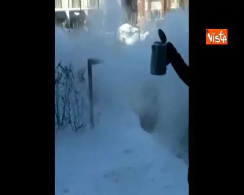 Ondata di gelo negli USA, l’acqua si ghiaccia a contatto con l’aria gelida, boom di video sui social