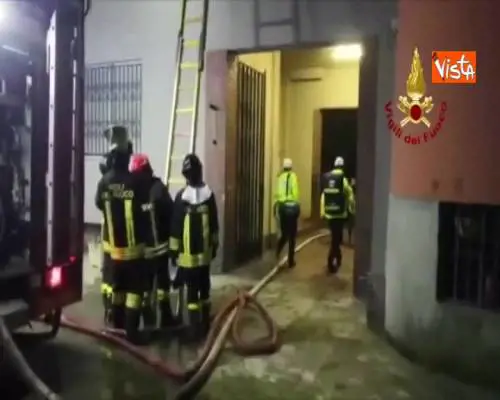 In fiamme un appartamento al terzo piano, trenta persone evacuate a Milano