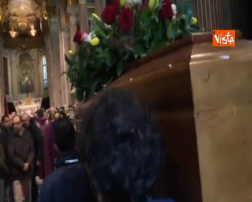 25enne migrante suicida, centinaia di genovesi al funerale