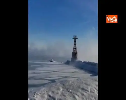 Ondata gelo da record negli USA, le impressionanti immagini del lago Michigan ghiacciato a Chicago 