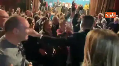 Calorosa accoglienza per Di Maio, a Chieti per sostenere candidata presidente Regione M5s