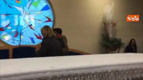 Funerali bimbo ucciso a Cardito, la madre bacia la bara per l’ultimo saluto a Giuseppe