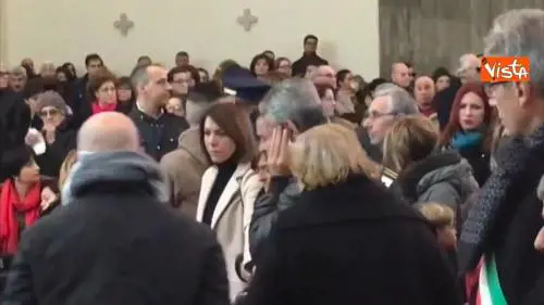 Funerali bimbo ucciso a Cardito, le lacrime del padre durante la funzione in chiesa