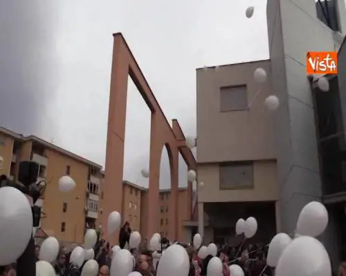 Funerali bimbo ucciso a Cardito, pallocini bianchi e applausi dopo il rito funebre