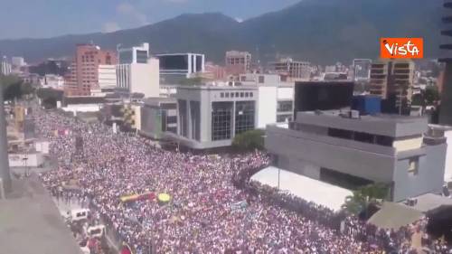 Venezuela, in migliaia in piazza contro Maduro. Le immagini