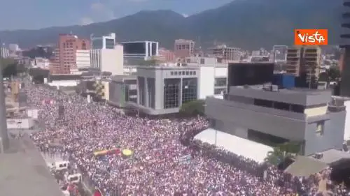 Venezuela, in migliaia in piazza contro Maduro. Le immagini