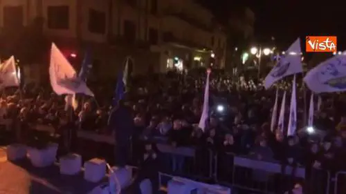 Contestatore urla “Assassino” a Salvini, lui risponde: “Hai vinto 10 migranti a casa tua”