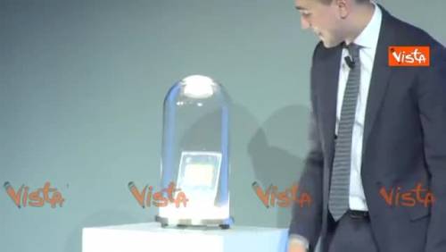 Di Maio svela la card per il reddito di cittadinanza: "La numero 1, come il decino di zio Paperone"