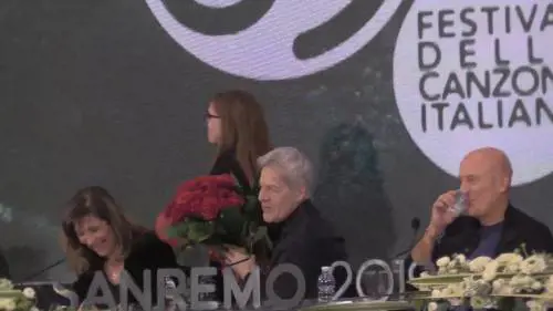 Sanremo 2019, rose rosse per Claudio Baglioni in conferenza stampa