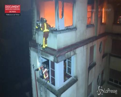 Palazzo in fiamme a Parigi, almeno otto morti