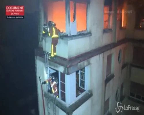 Palazzo in fiamme a Parigi, almeno otto morti