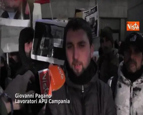 De Luca contestato da lavoratori APU: “Taglia 100 mln da fondo sociale per fare campagna elettorale”