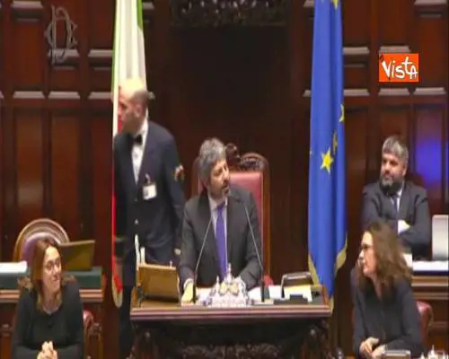 “Stia zitto!” Tria a Brunetta che lo interrompe in aula, scoppia bagarre ma poi chiede scusa