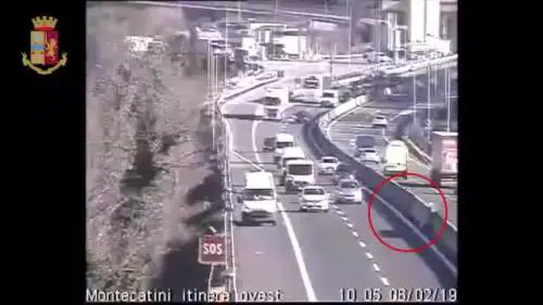 La follia in autostrada: attraversa la strada per recuperare un oggetto perso