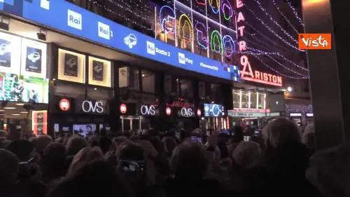Sanremo 2019, Ligabue si affaccia dal balcone dell’Ariston e la folla impazzisce