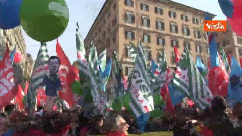 Sagome di Di Maio e Salvini vestiti da scolari alla manifestazione unitaria dei sindacati 