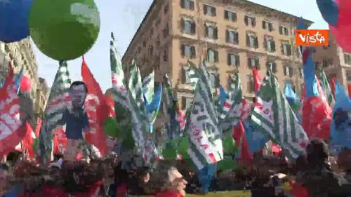 Sagome di Di Maio e Salvini vestiti da scolari alla manifestazione unitaria dei sindacati 