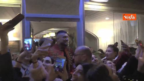 Sanremo 2019, Gue Pequeno assediato dai fan fuori da un ristorante