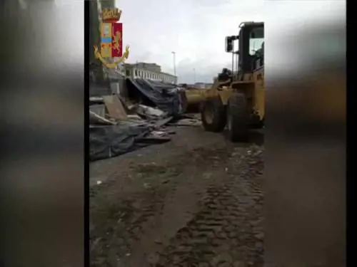 Napoli, ruspe in azione nel parco della Marinella