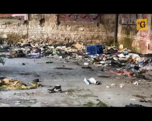 Spaccio, degrado e immondizia, ecco il "museo" gestito dai rom