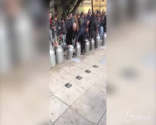 Pastori sardi, continua la protesta: latte versato nelle strade di Oristano