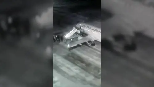 Russia, cede la scaletta dell'aereo mentre i passeggeri salgono a bordo