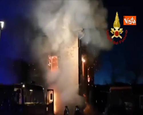 Cascinale in fiamme a Sasso Marconi, oltre cinque ore per spegnere l’incendio