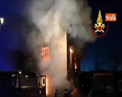 Cascinale in fiamme a Sasso Marconi, oltre cinque ore per spegnere l’incendio
