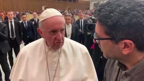 Il papa a fianco dei giornalisti di Askanews