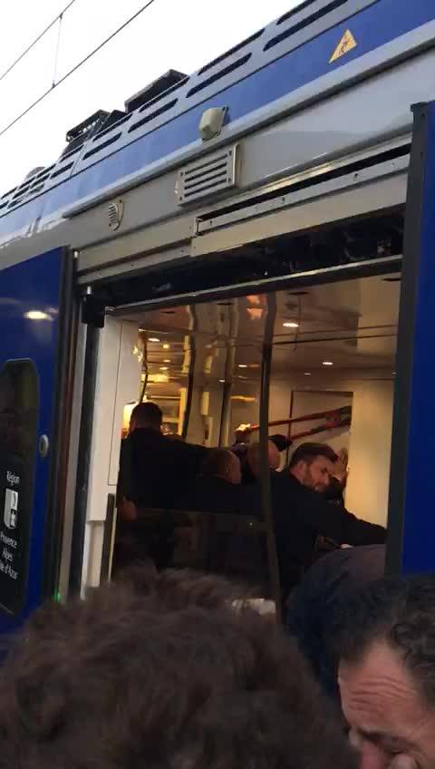 Mentone, la polizia francese apre il bagno del treno con una tronchese