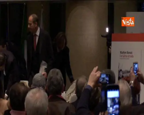 Ovazione per Renzi al suo ingresso al Tempio di Adriano per la presentazione del suo nuovo libro