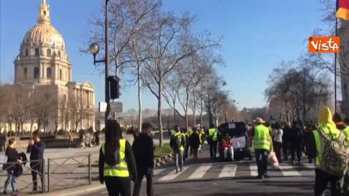 Gilet gialli, cori e cartelli contro Macron durante la manifestazione a Parigi