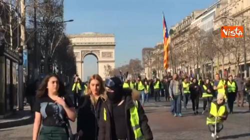 Gilet gialli, bandiere indipendentiste catalane spuntano alla manifestazione a Parigi