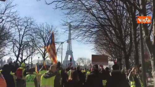 Gilet gialli sfilano agli Champs Elysee per la 14esima settimana di mobilitazione consecutiva