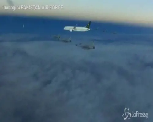 Spettacolo nei cieli per la scorta al jet del principe saudita