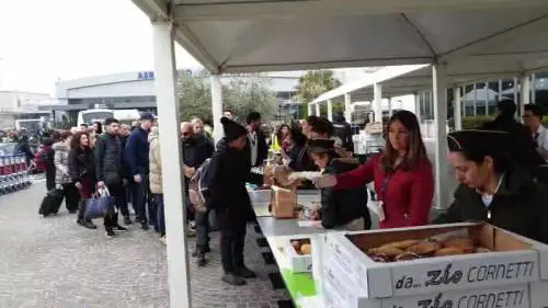 Incendio all'aeroporto di Ciampino, tutti evacuati e voli fermi