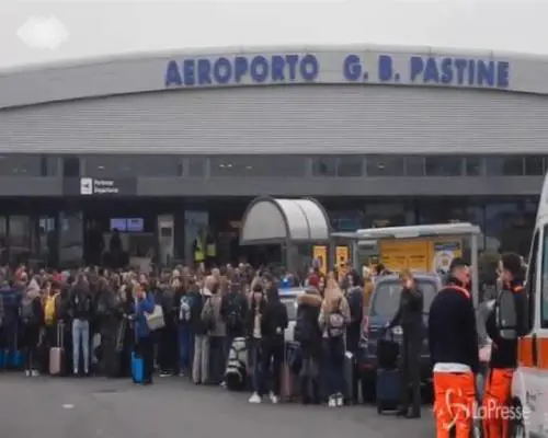 Fiamme a Ciampino, aeroporto evacuato