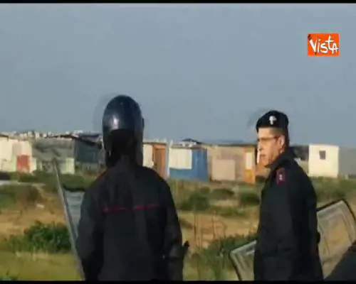  Migranti, ruspe in azione nel ghetto di Borgo Mezzanone a Foggia 