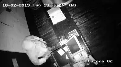 Mette online il video del furto al suo locale: "Chi conosce il ladro?"