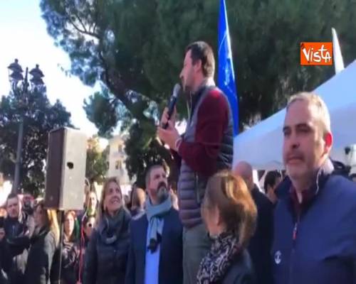 Salvini durante un comizio in Sardegna: “Ci sono tre che cantano ‘Bella ciao’, andate a Sanremo”