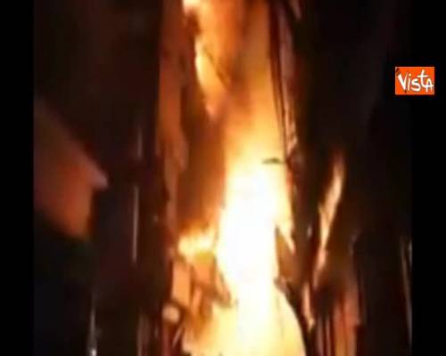 Tragedia in Bangladesh, muoiono in 80 per vasto incendio a Dacca