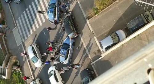 Roma, poliziotti circondati a Tor Bella Monaca