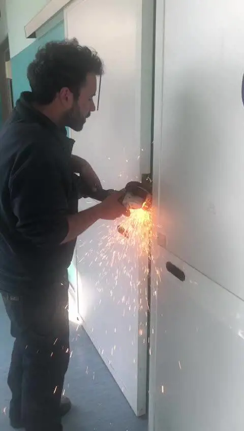 Firenze, la polizia libera l'ex clinica del Pergolino