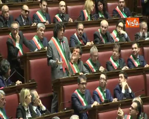 Standing ovation in aula Camera per coordinatore nazionale dei piccoli comuni dell’Anci Castelli
