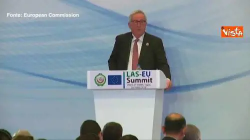 Il telefono di Juncker squilla durante la conferenza stampa: "È mia moglie, la solita sospettosa"