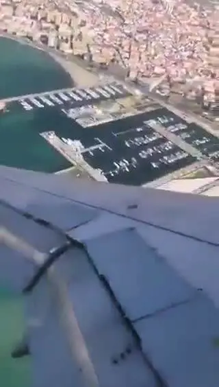 Il volo viene sballottato dal vento: le immagini di chi era a bordo