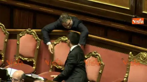 Protesta FI con gilet azzurri 'Sì lavoro, no bugie' in Aula al Senato
