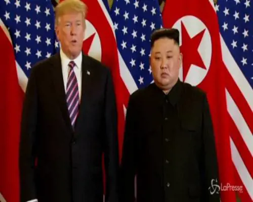 Hanoi, la stretta di mano tra Kim e Trump