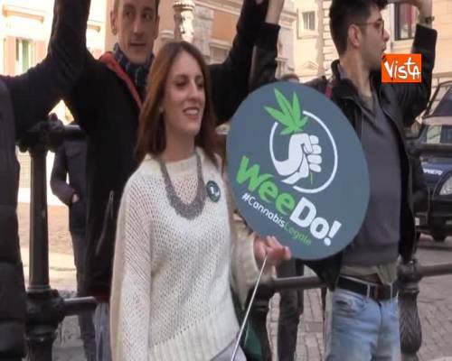 Un enorme spinello a Montecitorio, flash mob Radicali ‘Riaccendiamo il dibattito’ su legalizzazione