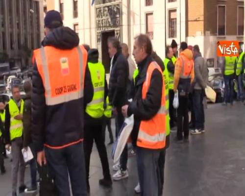 Gillet gialli napoletani senza stipendio da due mesi scioperano in piazza, lo speciale